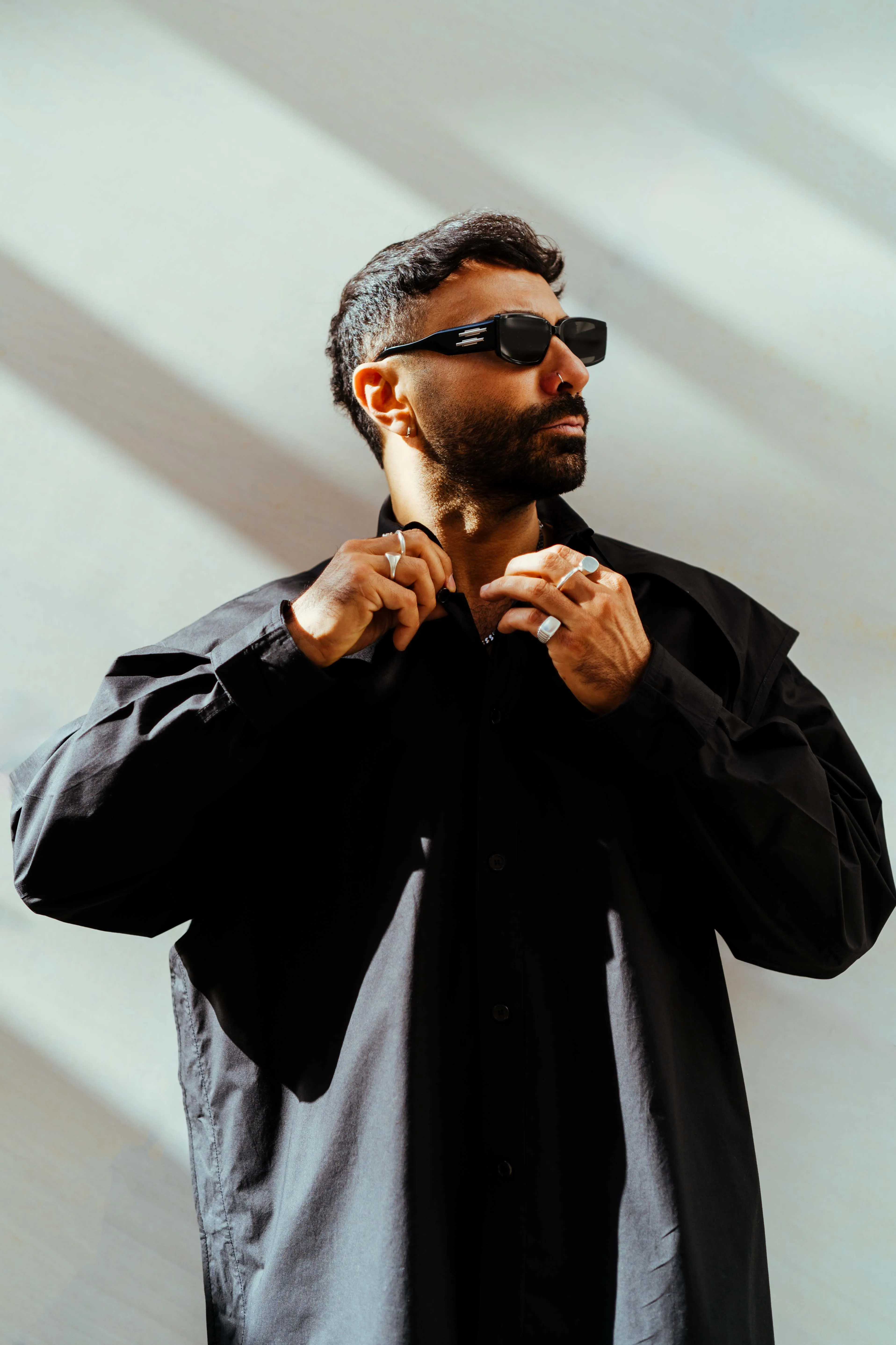 DJ Arado in monochromen Blautönen